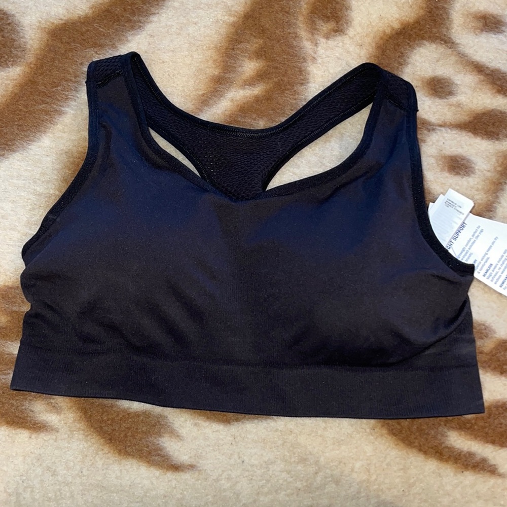 Sports bra with adjustable pads